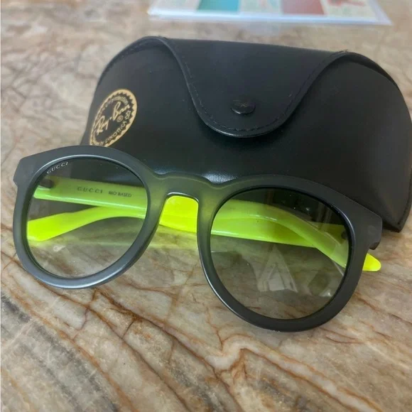 Extremely Good Condition Authenticated Gucci Designer Sunglasses for Women Gucci GG0062S 003 57mm Aviator Green/Red Unisex Sunglasses  main image 4